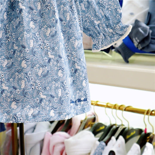 Conjunto de Dos Piezas: Cardigan y Vestido Floral con Cuello Volante para Niña - Image 11