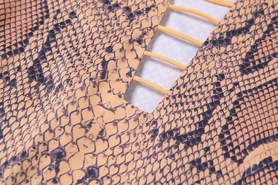Vestido Ajustado con Falda Cadera Estampado Serpiente y Detalles Calados - Image 14