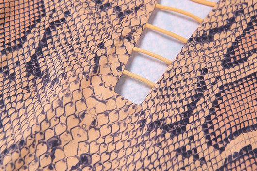 Vestido Ajustado con Falda Cadera Estampado Serpiente y Detalles Calados - Image 14