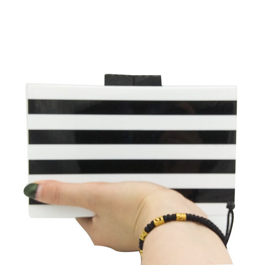 Cartera de Fiesta Rayas Blanco y Negro con Costura Acrílica