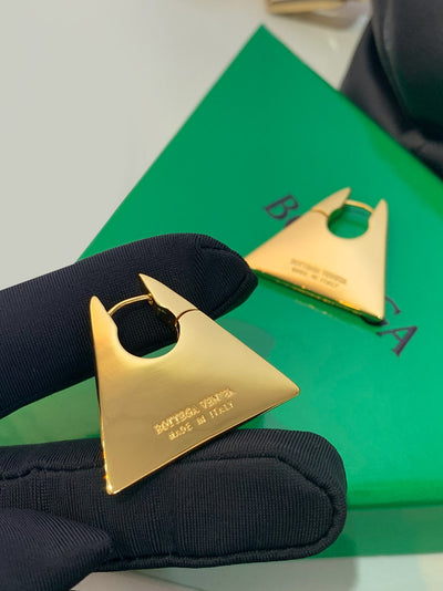 Aretes Triangulares Dorados Retro - Diseño Industrial Audaz - Image 9