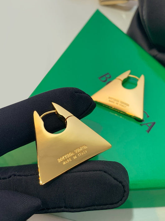 Aretes Triangulares Dorados Retro - Diseño Industrial Audaz - Image 9