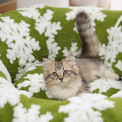 Cama Túnel Navideño para Mascotas con Diseño de Copos de Nieve Verde - Image 3