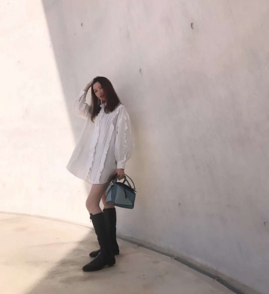 Conjunto de Dos Piezas: Chaleco de Encaje y Vestido Camisero Blanco - Image 5