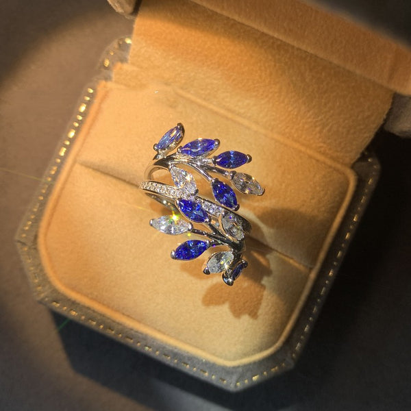 Anillo de Diamante Floral con Racimo de Vides en Oro Blanco