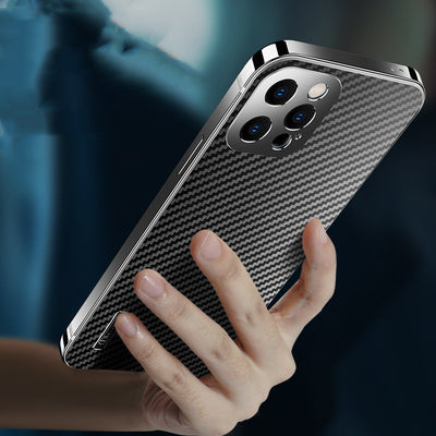 Funda para Celular de Acero Inoxidable con Patrón Fibra de Carbono - Ultradelgada y Resistente - Image 3
