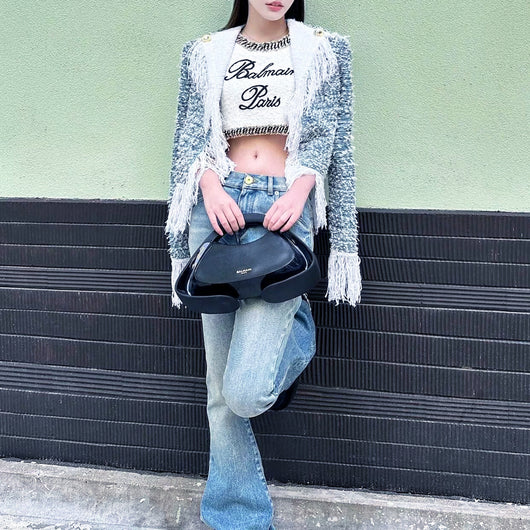 Abrigo Tweed Elegante con Cuello Vuelto y Detalle de Borla