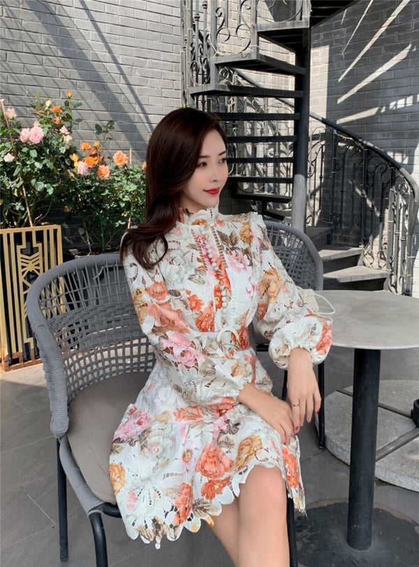 Vestido Floral Hueco con Cuello Parado