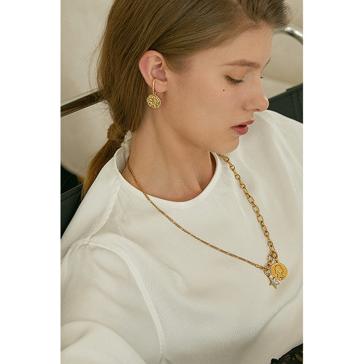 Collar de Moneda Dorada para Mujer - Diseño Minimalista de Lujo - Image 13