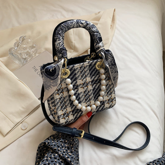 Bolso Diagonal Elegante con Perla y Diseño Asimétrico