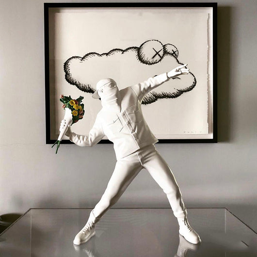 Escultura Decorativa Banksy Flower Boy - Arte Urbano para tu Hogar - Image 3
