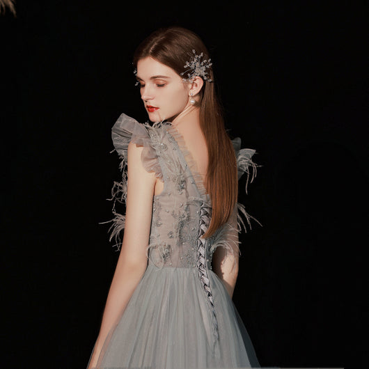 Vestido Largo Gris con Plumas para Mujer - Image 5