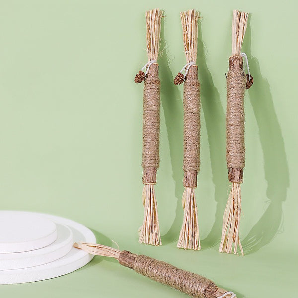 14cm natural wooden cat chew toy wrapped with cotton rope and raffia ends, designed for tooth cleaning.