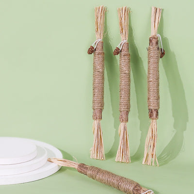 14cm natural wooden cat chew toy wrapped with cotton rope and raffia ends, designed for tooth cleaning.