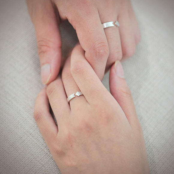 Anillo de Pareja en Plata Esterlina con Diseño de Flecha Cepillada