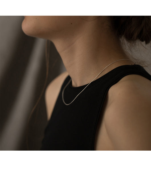 Collar Cadena Hueso de Serpiente Oro con Dije Redondo Irregular para Mujer - Image 16