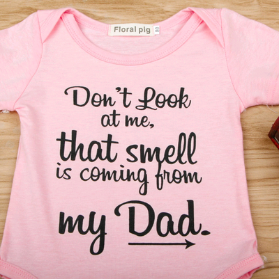 Pijama Divertido para Bebé - Diseño Humorístico 'Ese Olor Viene de Papá' - Image 3
