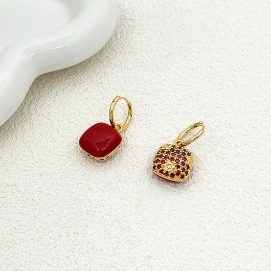 Aretes Colgantes con Circonita Micro Incrustada y Detalles Esmaltados - Image 8