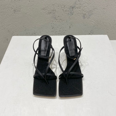 Sandalias de Tacón Alto con Punta Cuadrada en Malla Tejida y Cuero - Image 6