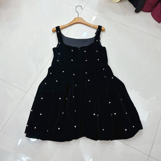 Vestido Negro Ajustado con Falda Voluminosa Mini - Image 9