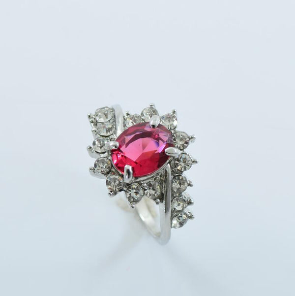 Anillo de Compromiso Oval Rubí con Diamantes y Circonitas - Diseño Explosivo