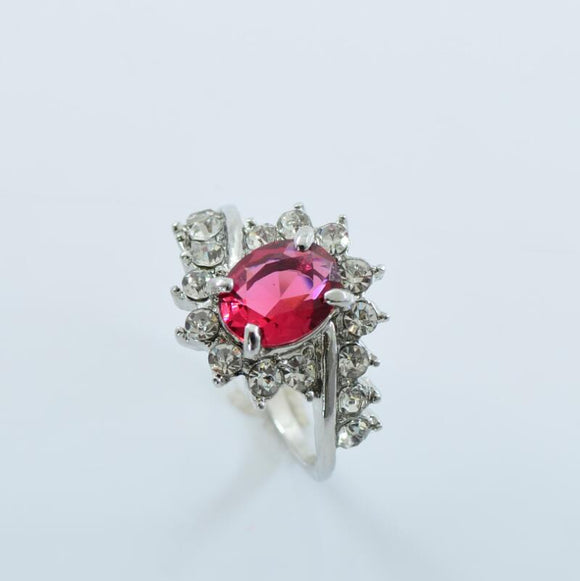 Anillo de Compromiso Oval Rubí con Diamantes y Circonitas - Diseño Explosivo