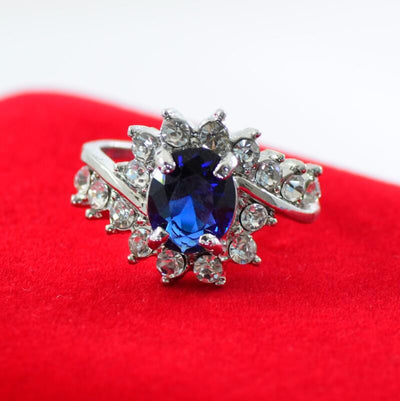 Anillo de Compromiso Oval Rubí con Diamantes y Circonitas - Diseño Explosivo - Image 3