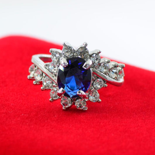 Anillo de Compromiso Oval Rubí con Diamantes y Circonitas - Diseño Explosivo - Image 3