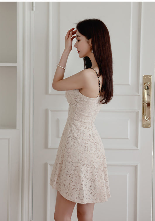 Vestido Elegante Escotado con Tirantes y Cintura Alta - Image 13