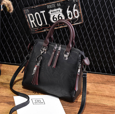 Bolso Elegante de Cuero con Dije de Gato y Borla - Image 4