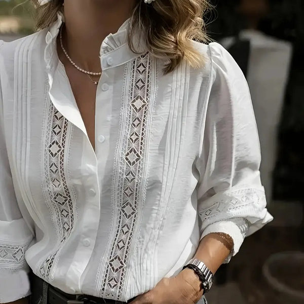 Blusa Blanca Elegante con Escote en V y Detalles de Encaje