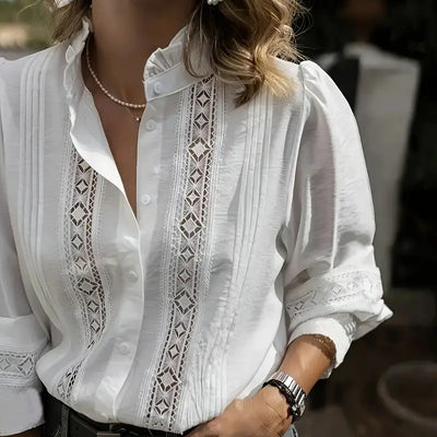 Blusa Blanca Elegante con Escote en V y Detalles de Encaje