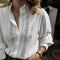Blusa Blanca Elegante con Escote en V y Detalles de Encaje