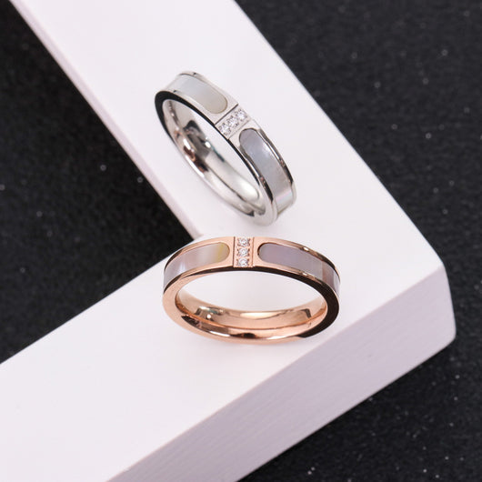 Anillo de Concha con Tres Diamantes Incrustados - Image 2