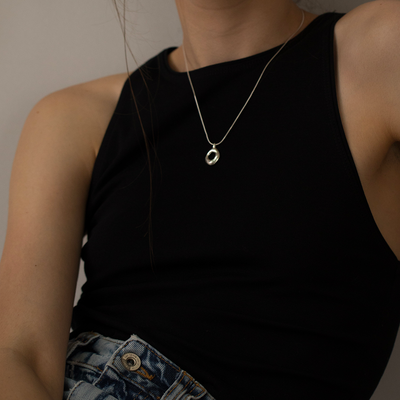Collar Cadena Hueso de Serpiente Oro con Dije Redondo Irregular para Mujer - Image 7