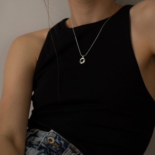 Collar Cadena Hueso de Serpiente Oro con Dije Redondo Irregular para Mujer - Image 7