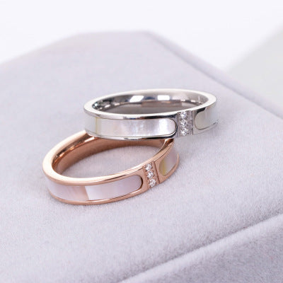 Anillo de Concha con Tres Diamantes Incrustados