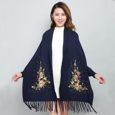 Chal de Invierno para Mujer con Mangas y Bordados Versátil - Image 5