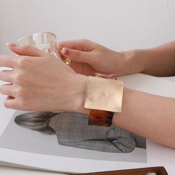Pulsera Cuadrada Geométrica en Metal Cepillado - Diseño Elegante y Minimalista
