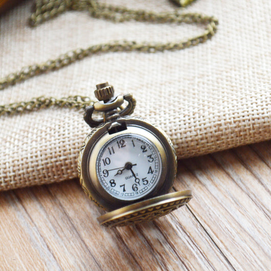 Reloj de Bolsillo Calado con Pétalos Boshiya - Pequeño con Cadena - Image 4