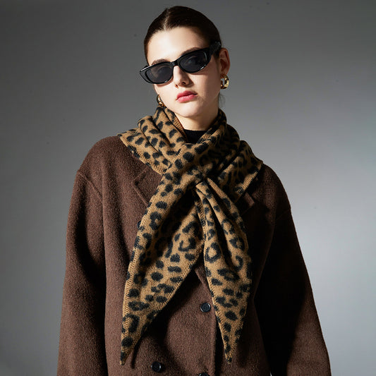 Chal Triangular Reversible con Estampado Leopardo - Colección Otoño Invierno - Image 2