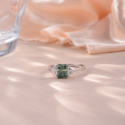 Anillo de Moissanita Triangular Azul Verde con Baño de Oro 18K en Plata