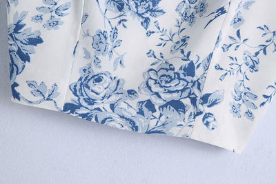 Blusa Corta con Estampado Porcelana Azul y Blanco y Mangas Fruncidas - Image 3