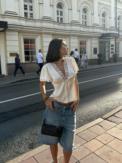 Blusa Ajustada con Escote V y Detalles de Encaje - Image 22
