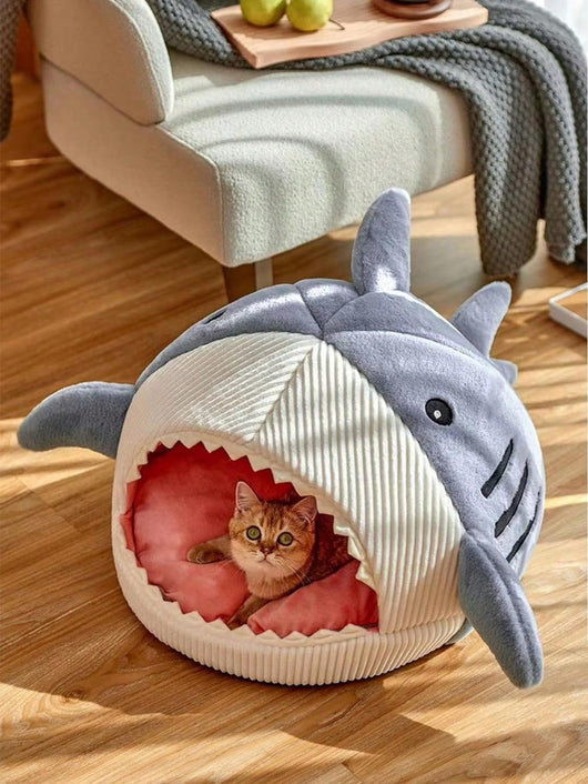 Casa Refugio Acogedora para Gatos con Diseño de Tiburón - Image 7