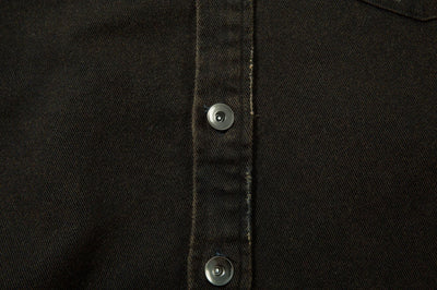 Camisa Denim Desgastado con Estampado Cruzado para Hombre - Image 18