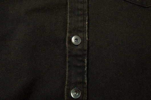 Camisa Denim Desgastado con Estampado Cruzado para Hombre - Image 18