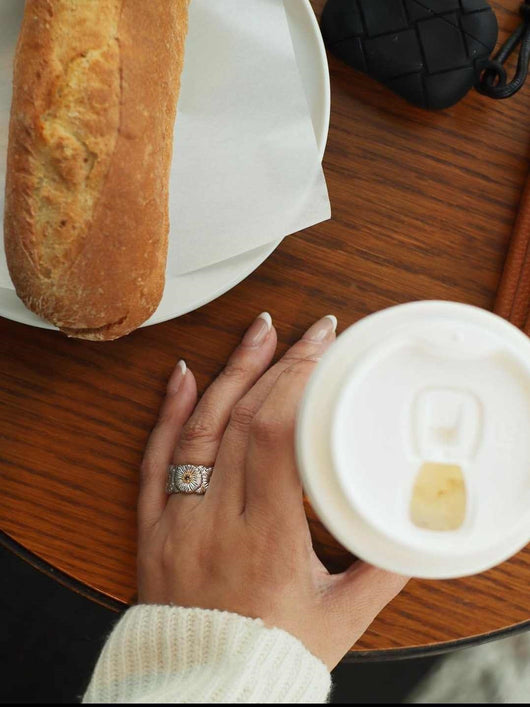 Anillo de Latón Abierto con Grabado Vintage - Image 6
