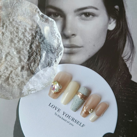 Uñas Decorativas Otoño Invierno con Cristales Brillantes y Efecto Metalizado