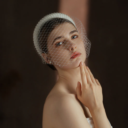 Velo Nupcial Estilo Audrey Hepburn Blanco Vintage con Cuentas y Malla Grande - Image 2